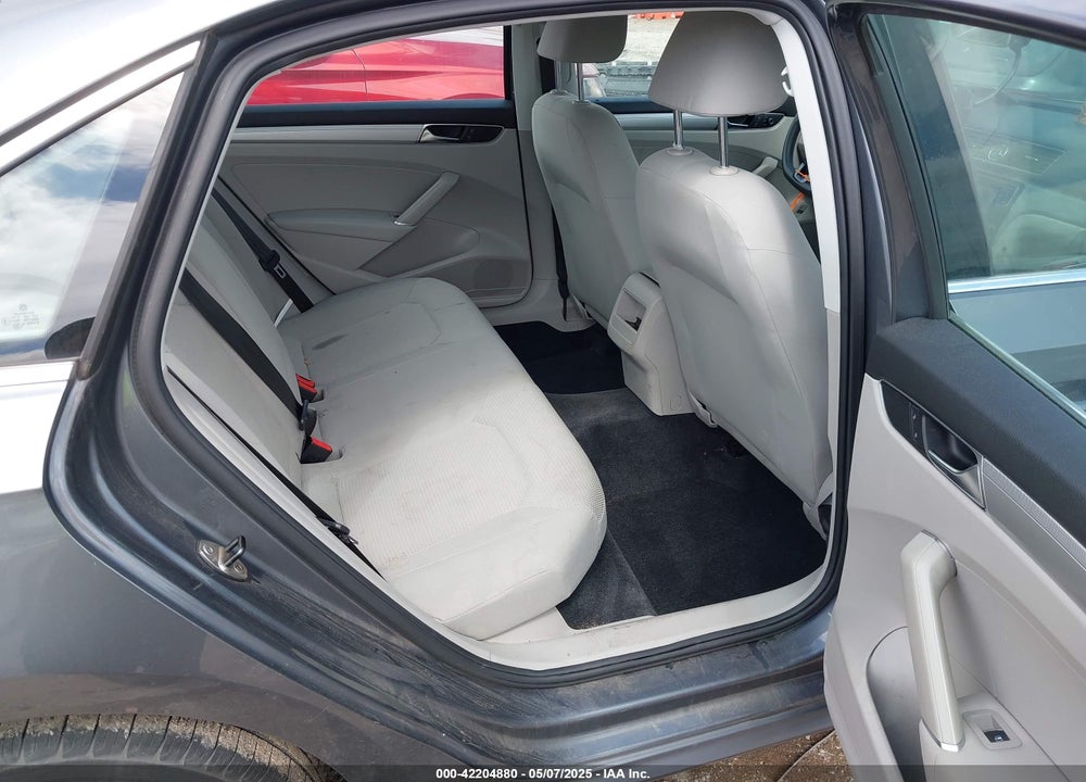 2017 VOLKSWAGEN PASSAT VIN: 1VWAT7A32HC085122