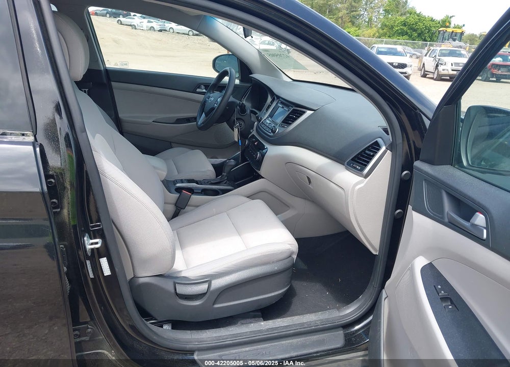 2017 HYUNDAI TUCSON SE VIN: KM8J3CA44HU296655