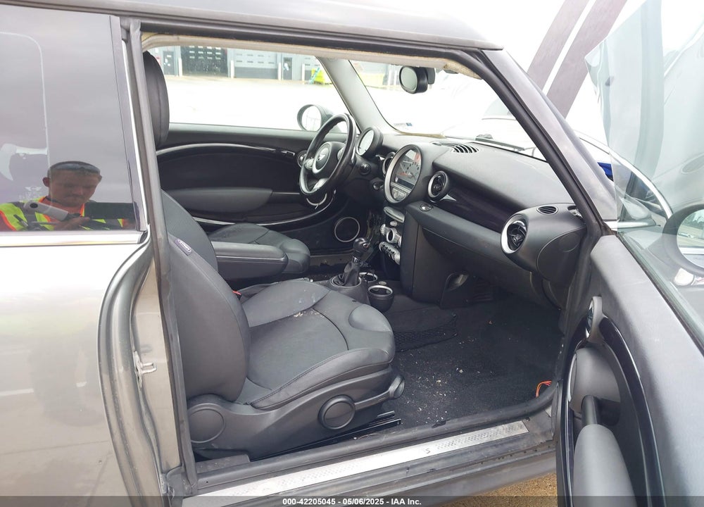 2009 MINI COOPER S VIN: WMWMM335X9TP93430