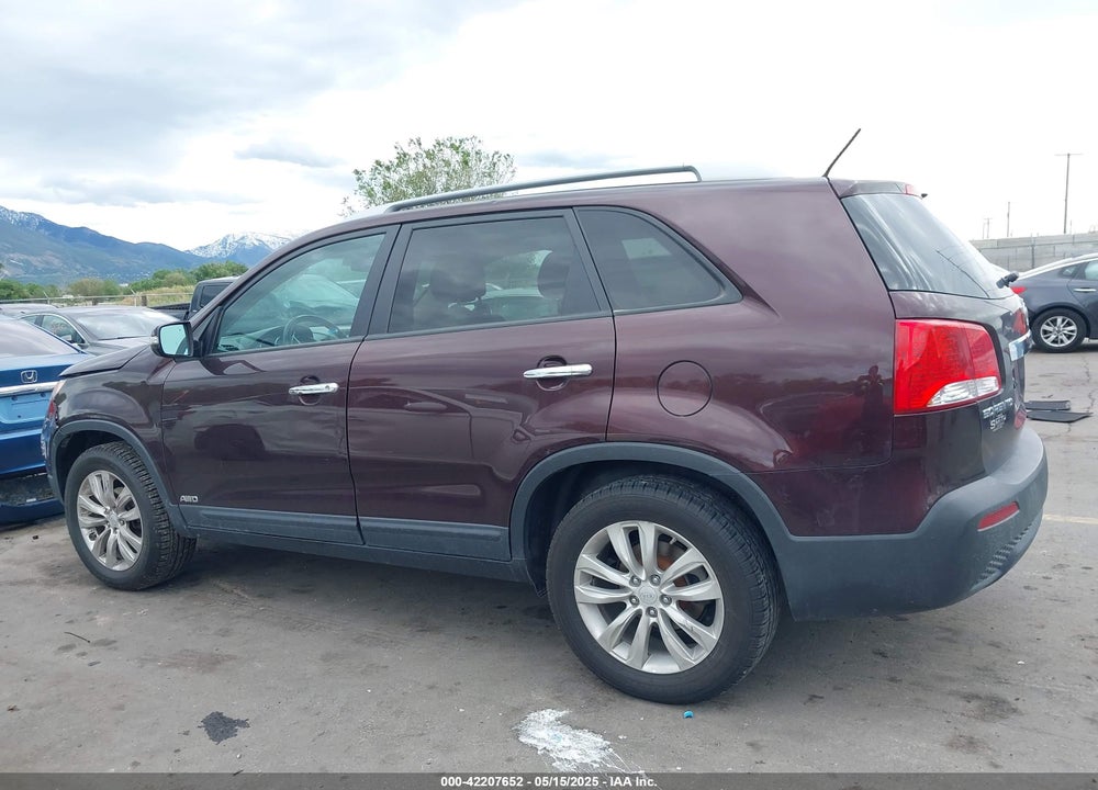 2011 KIA SORENTO VIN: 5XYKTDA29BG177263