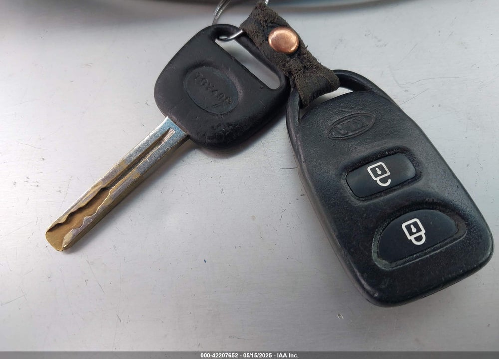 2011 KIA SORENTO VIN: 5XYKTDA29BG177263