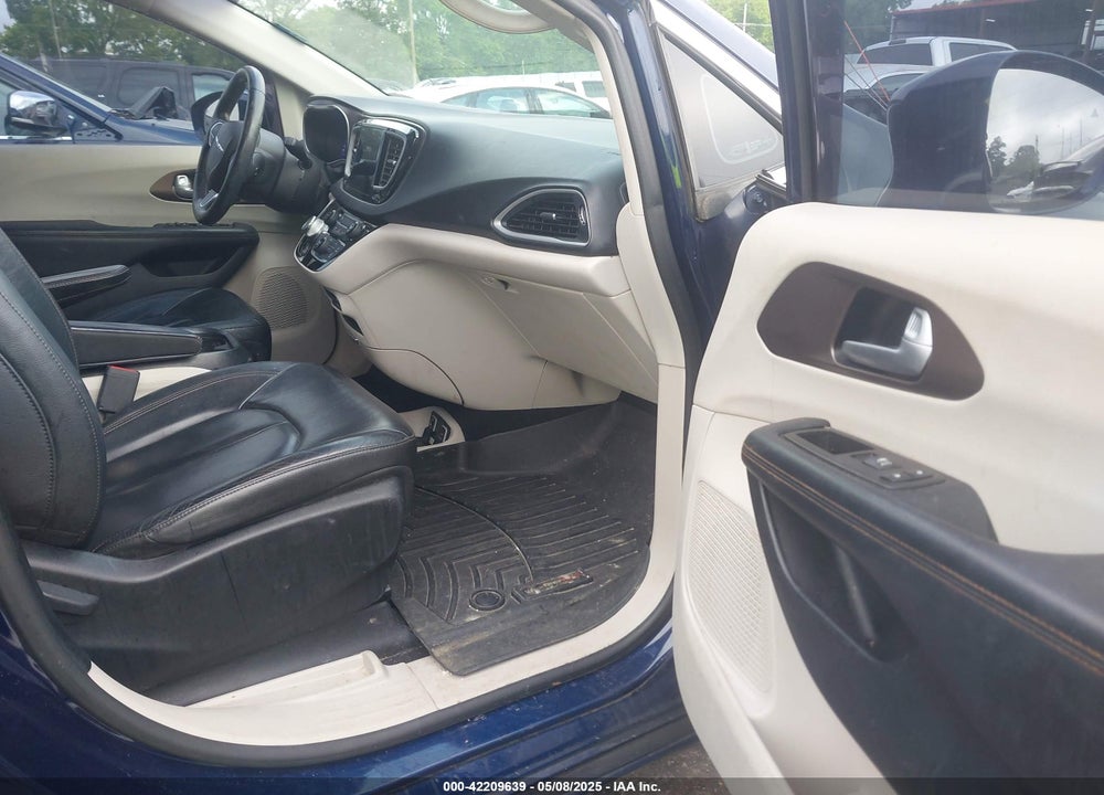 2017 CHRYSLER PACIFICA TOURING L VIN: 2C4RC1BG3HR576875