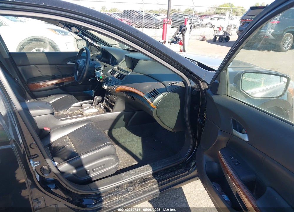 2011 HONDA ACCORD VIN: 1HGCP3F82BA002421