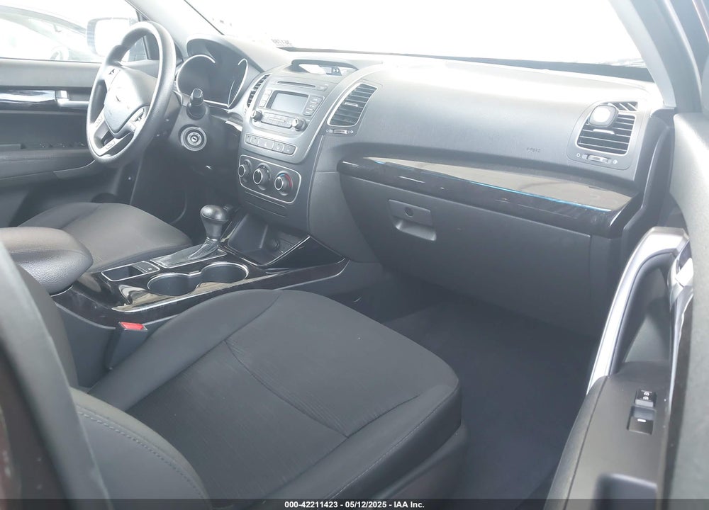2014 KIA SORENTO VIN: 5XYKT3A68EG529900