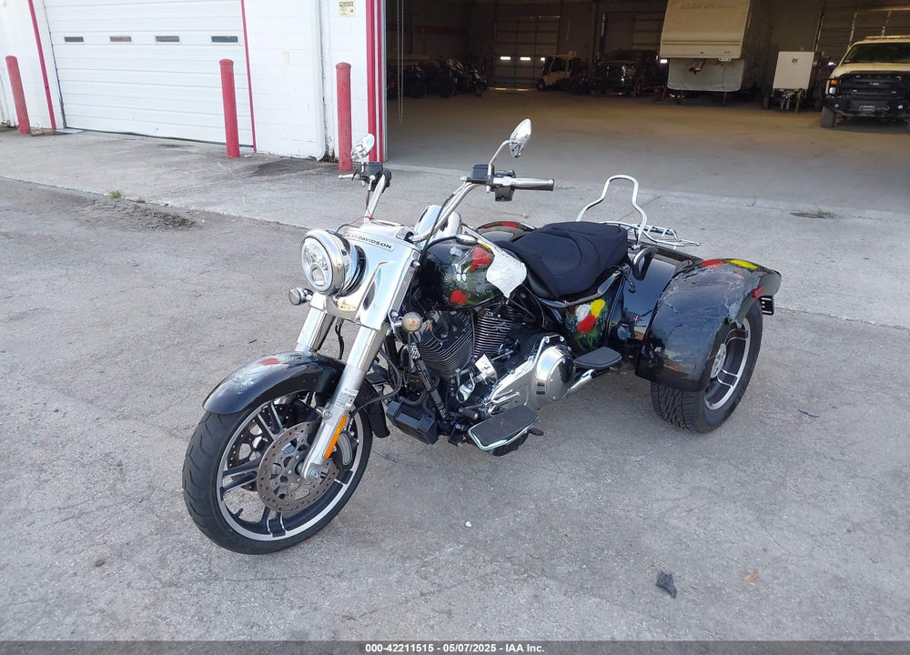 2015 HARLEY-DAVIDSON FLRT FREE WHEELER VIN: 1HD1MCM18FB850452