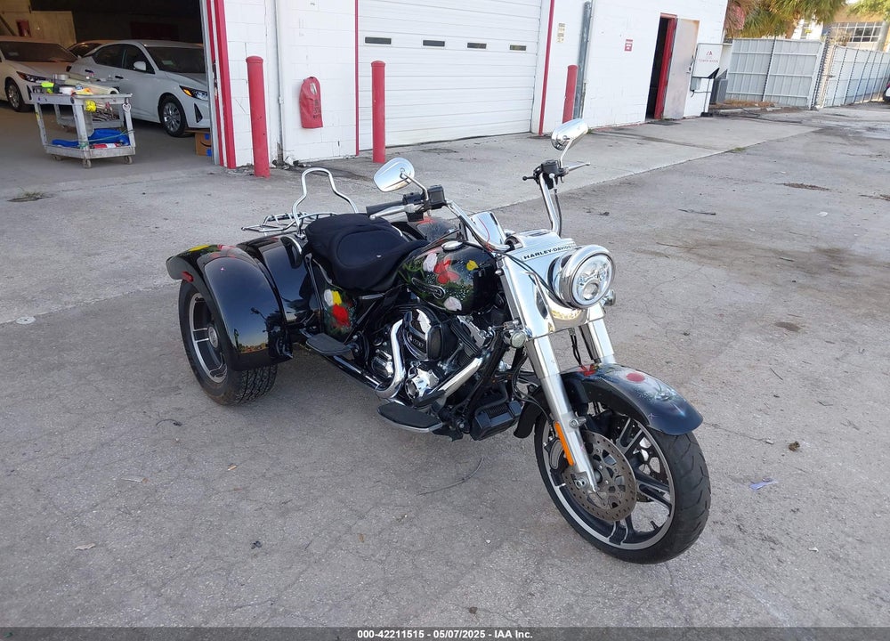 2015 HARLEY-DAVIDSON FLRT FREE WHEELER VIN: 1HD1MCM18FB850452