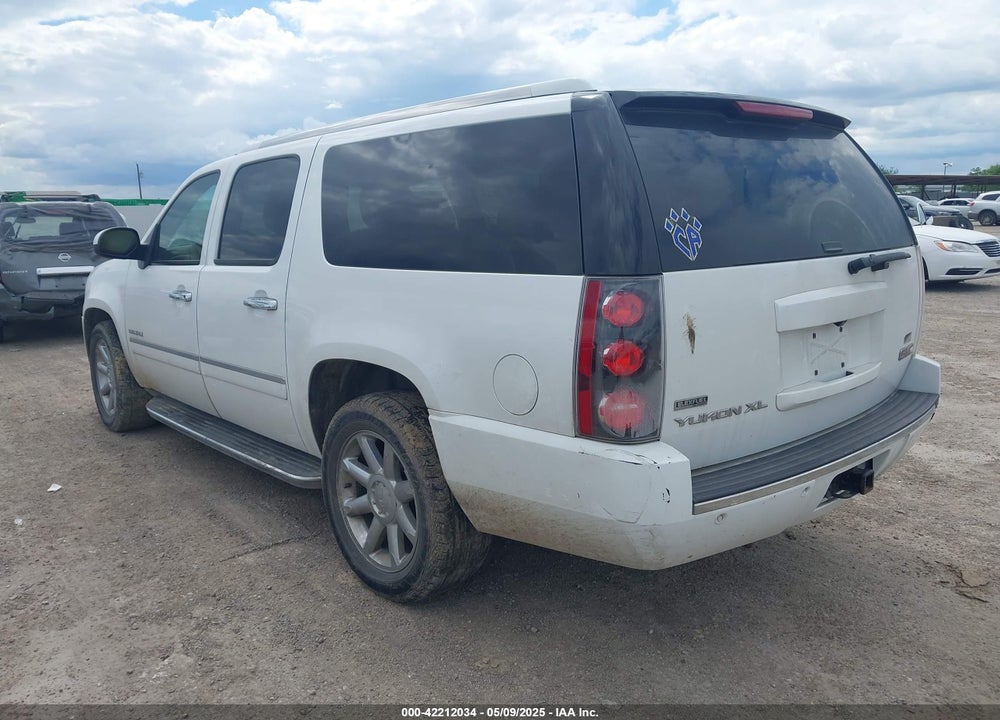 2011 GMC YUKON XL 1500 DENALI VIN: 1GKS2MEF3BR166569