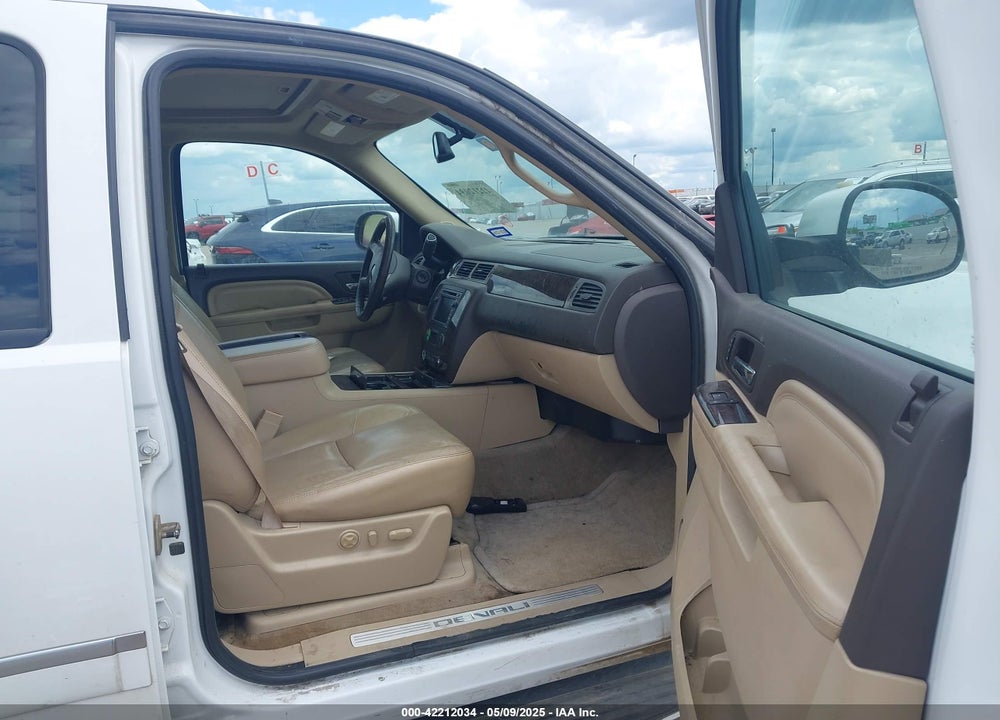 2011 GMC YUKON XL 1500 DENALI VIN: 1GKS2MEF3BR166569