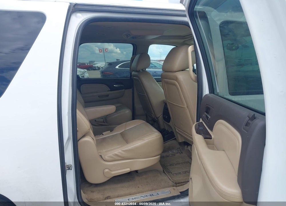 2011 GMC YUKON XL 1500 DENALI VIN: 1GKS2MEF3BR166569