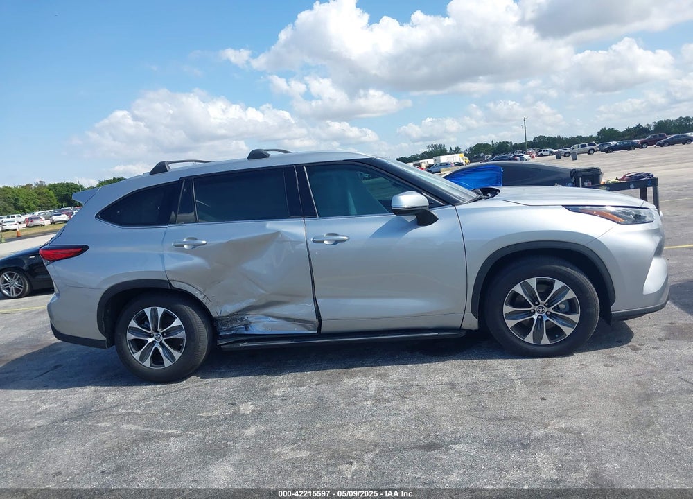 2022 TOYOTA HIGHLANDER XLE VIN: 5TDGZRAH4NS108963