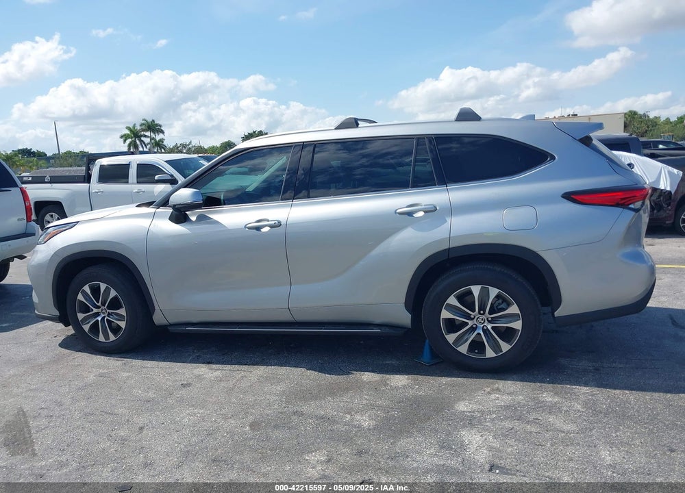2022 TOYOTA HIGHLANDER XLE VIN: 5TDGZRAH4NS108963