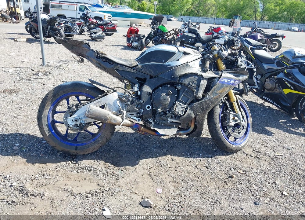 2022 YAMAHA YZFR1M C VIN: JYARN67Y1NA000383