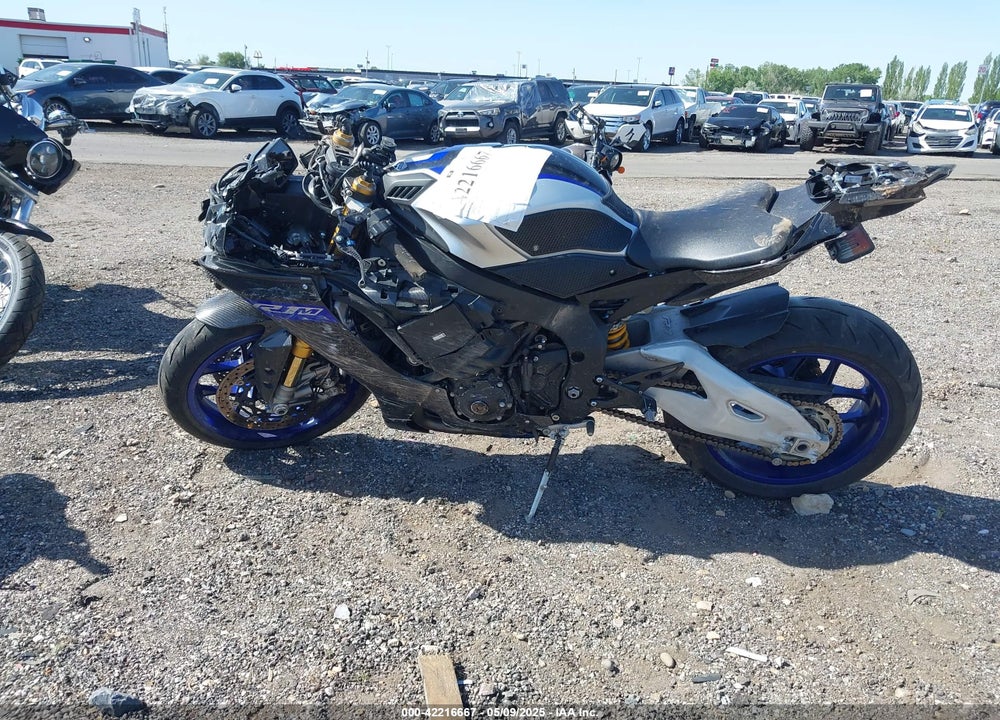 2022 YAMAHA YZFR1M C VIN: JYARN67Y1NA000383