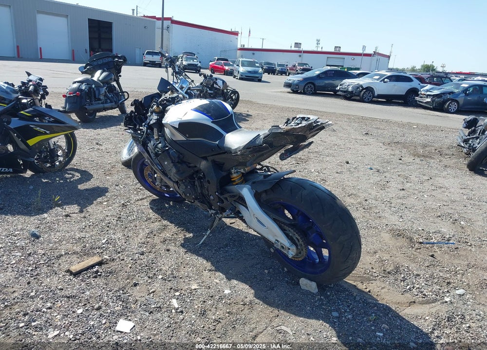 2022 YAMAHA YZFR1M C VIN: JYARN67Y1NA000383