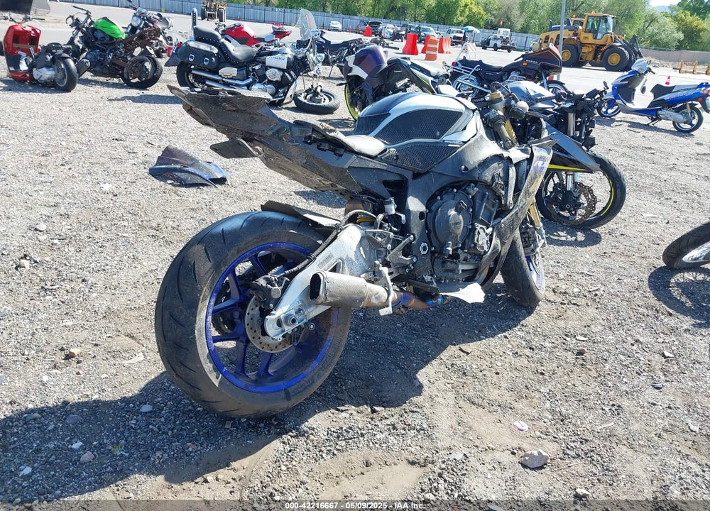2022 YAMAHA YZFR1M C VIN: JYARN67Y1NA000383