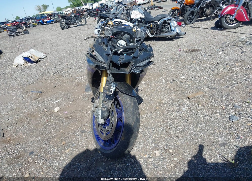 2022 YAMAHA YZFR1M C VIN: JYARN67Y1NA000383