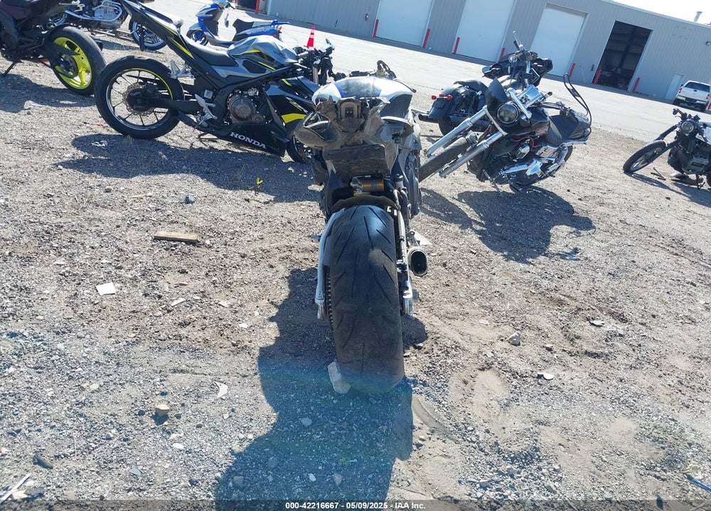 2022 YAMAHA YZFR1M C VIN: JYARN67Y1NA000383