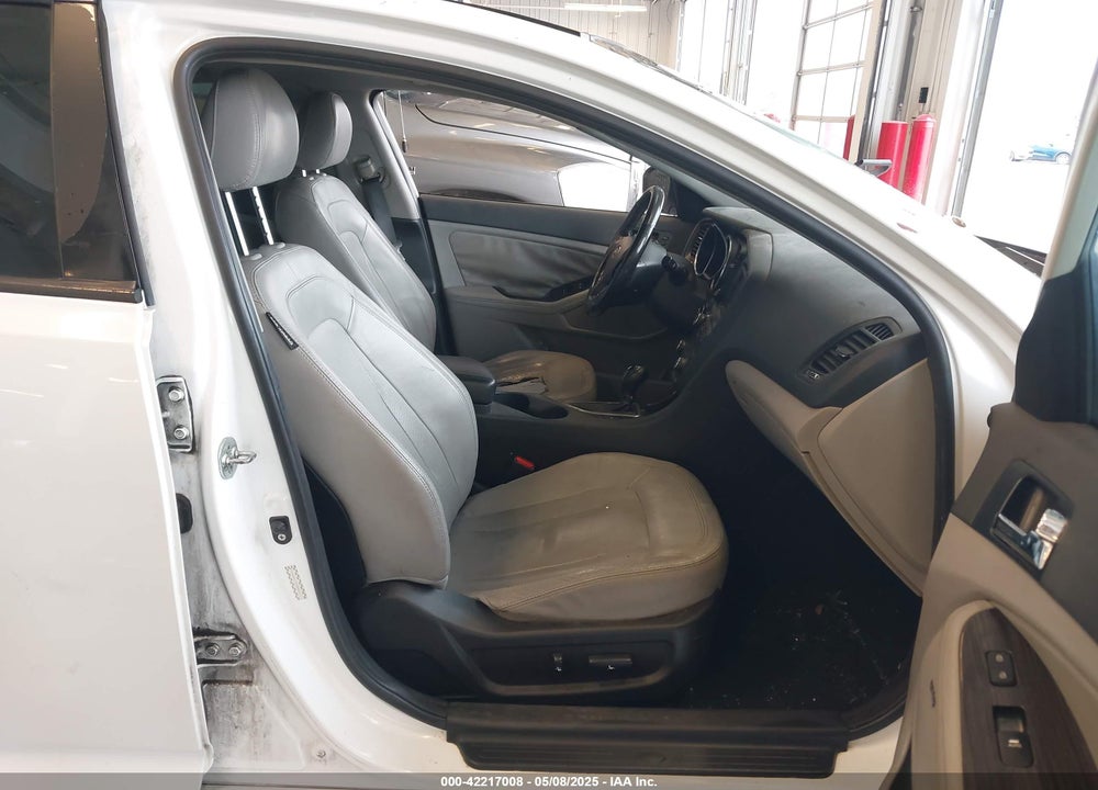 2011 KIA OPTIMA VIN: KNAGN4A79B5086611