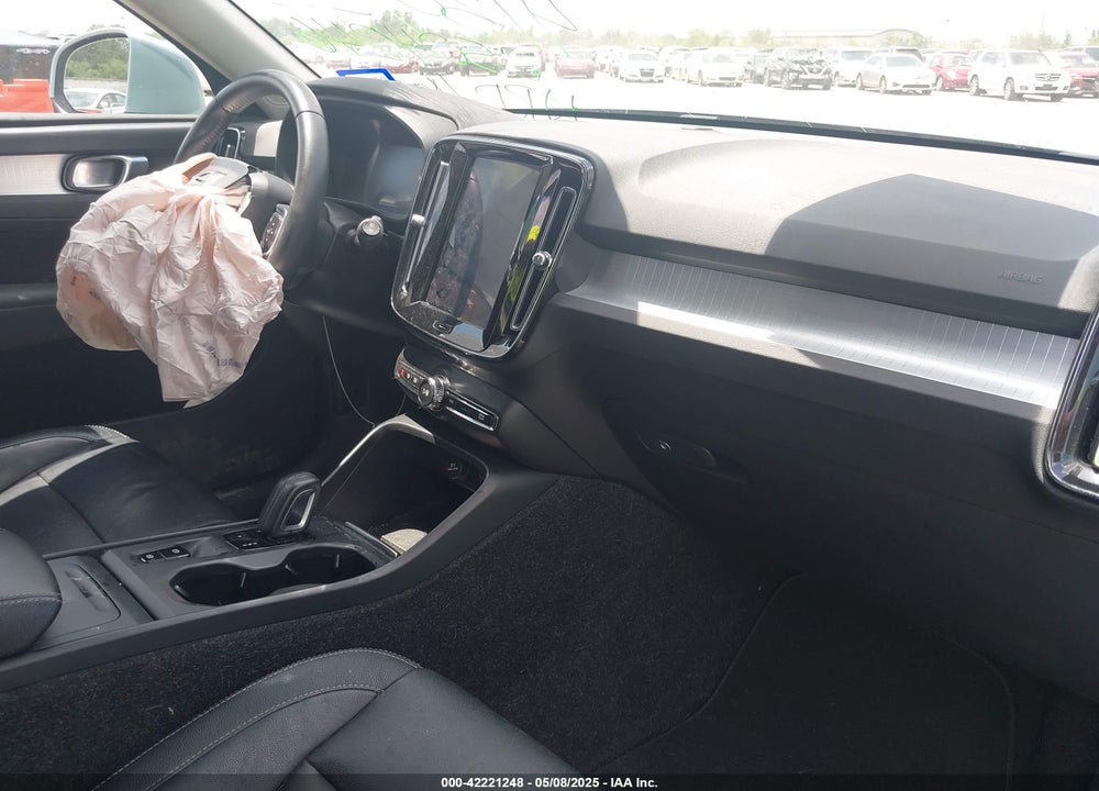 2019 VOLVO XC40 T5 MOMENTUM VIN: YV4162UKXK2127207