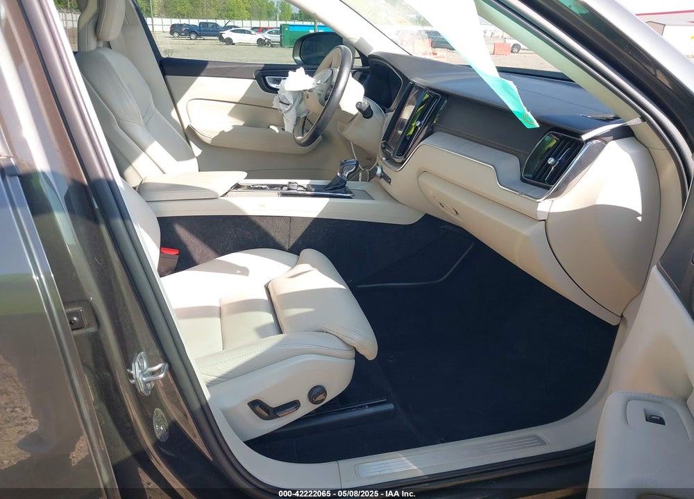 2018 VOLVO XC60 VIN: YV4102RLXJ1025932