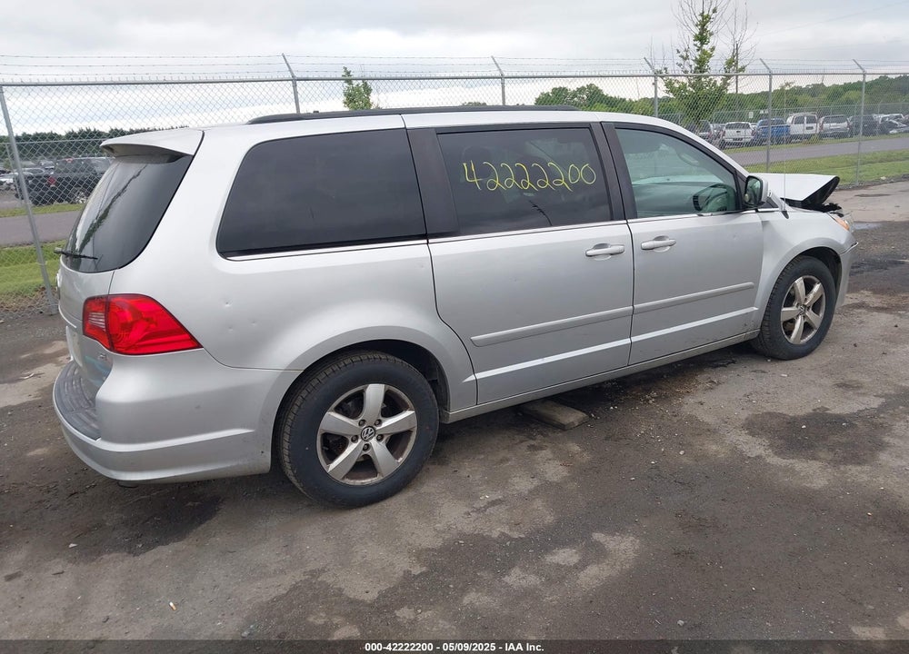 2011 VOLKSWAGEN ROUTAN VIN: 2V4RW3DGXBR772583