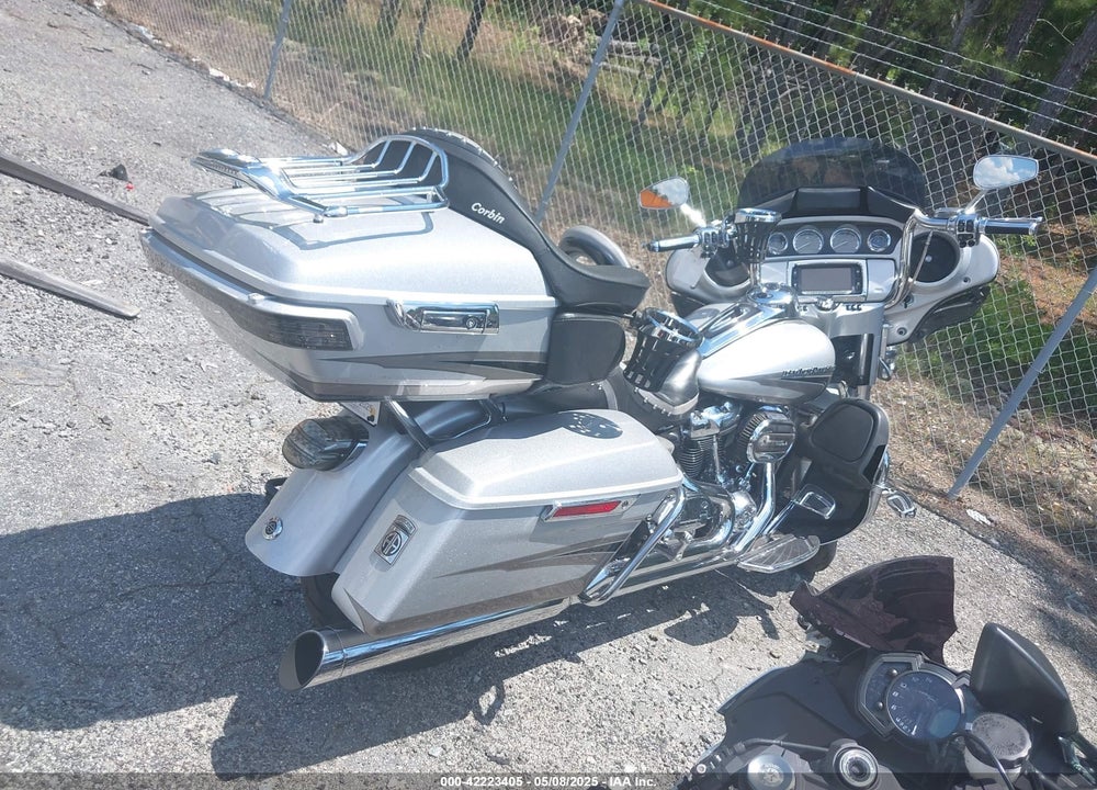 2017 HARLEY-DAVIDSON FLHTKSE CVO LIMITED VIN: 1HD1TEF13HB952773