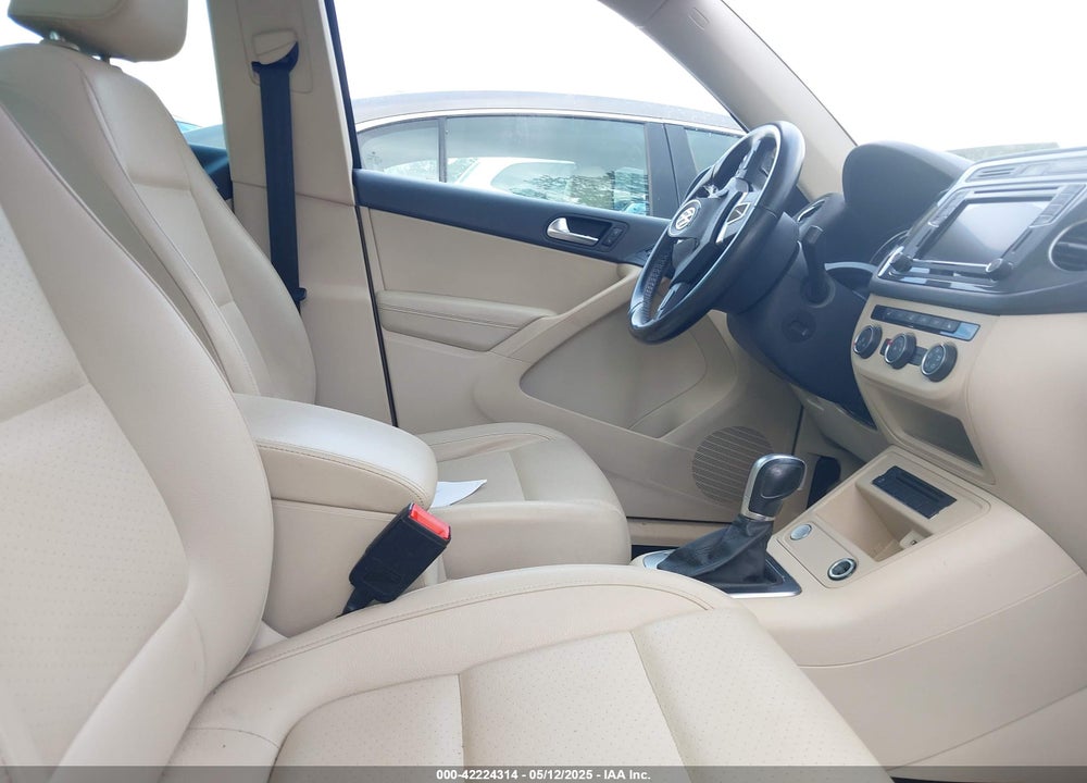 2016 VOLKSWAGEN TIGUAN VIN: WVGAV7AX6GW509006