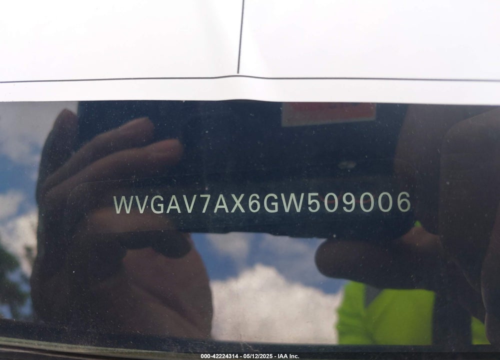 2016 VOLKSWAGEN TIGUAN VIN: WVGAV7AX6GW509006