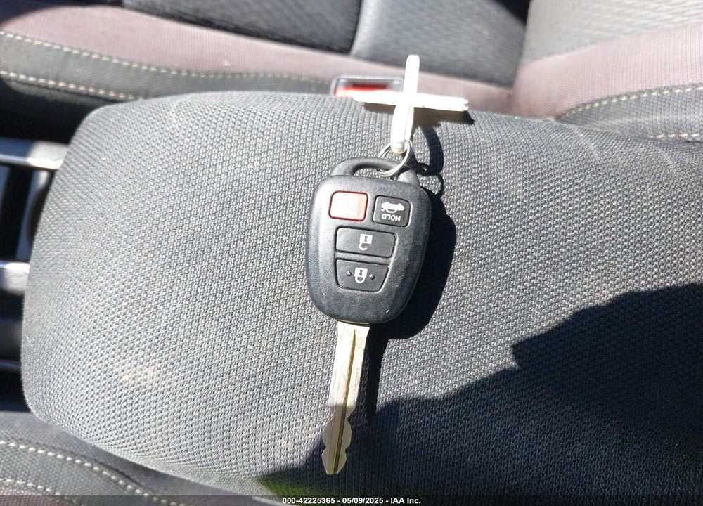 2018 TOYOTA COROLLA LE VIN: 5YFBURHE4JP812734