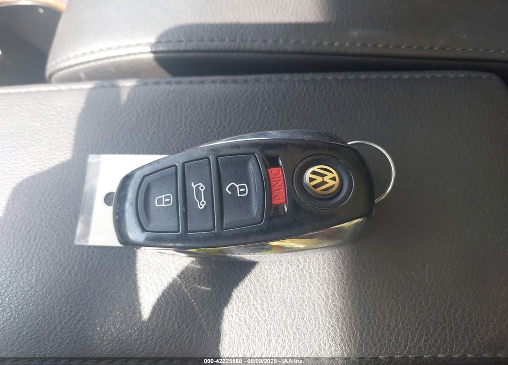 2016 VOLKSWAGEN TOUAREG VIN: WVGEF9BP7GD011255