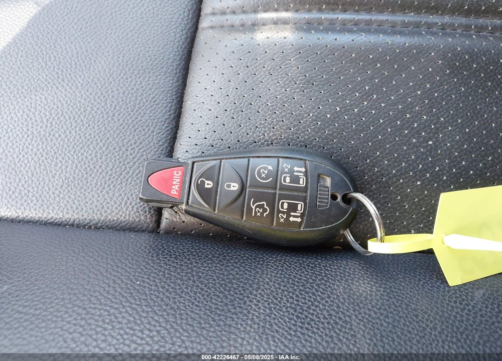 2011 CHRYSLER TOWN & COUNTRY TOURING-L VIN: 2A4RR8DG6BR704208
