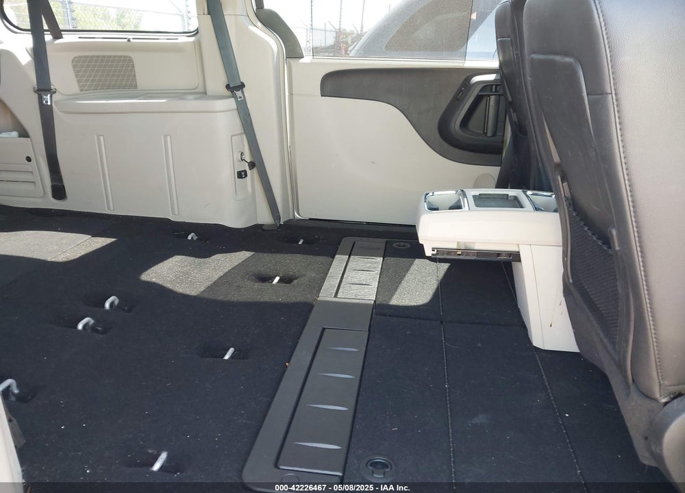 2011 CHRYSLER TOWN & COUNTRY TOURING-L VIN: 2A4RR8DG6BR704208