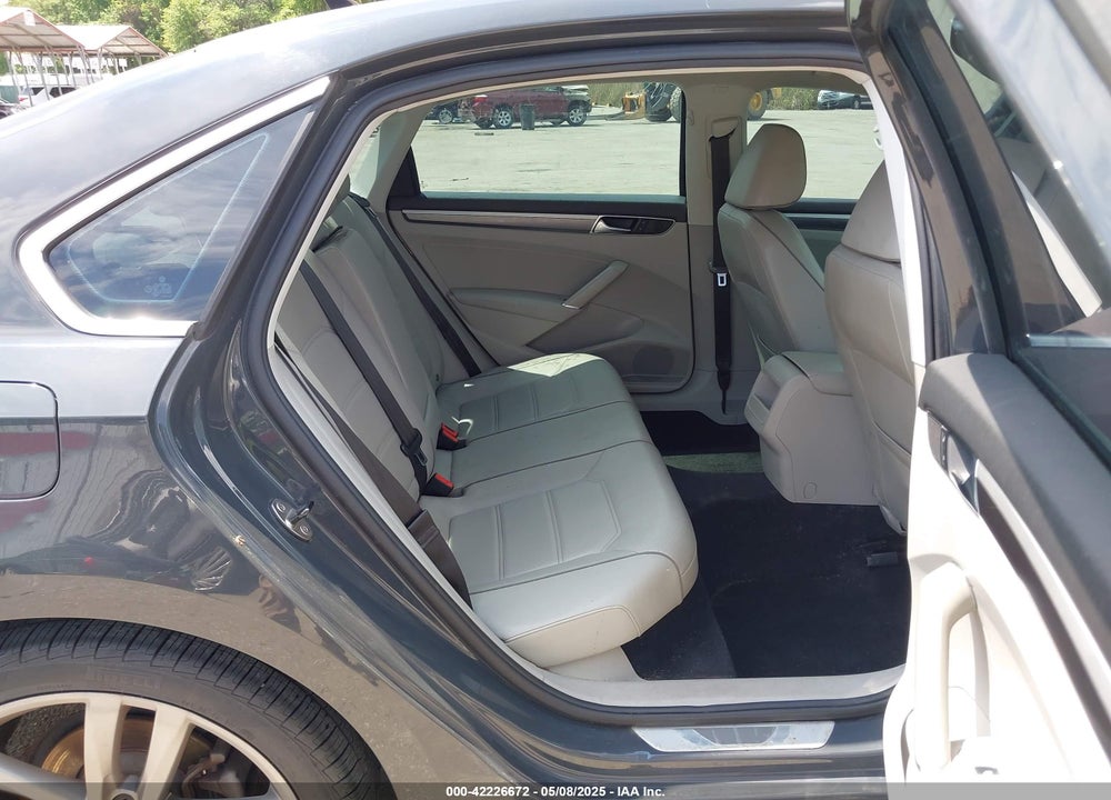 2017 VOLKSWAGEN PASSAT VIN: 1VWDT7A30HC070048