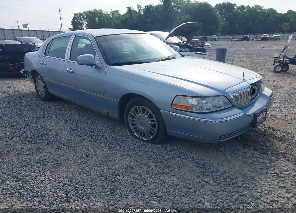 2009 LINCOLN TOWN CAR SIGNATURE LIMITED VIN: 2LNHM82V69X627696
