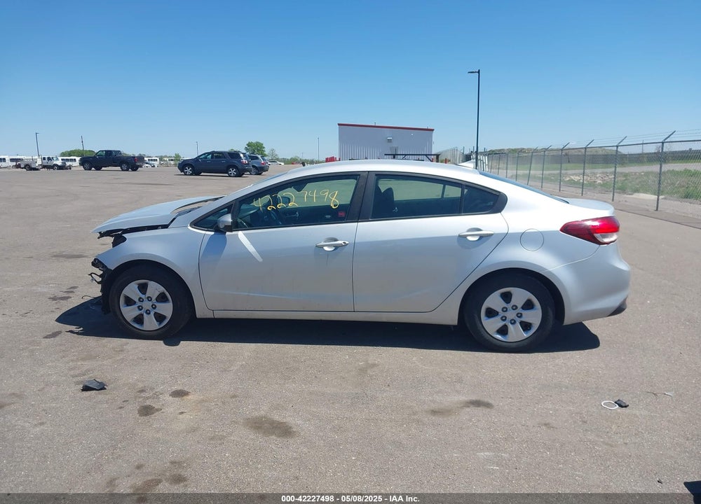 2017 KIA FORTE VIN: 3KPFK4A7XHE160610