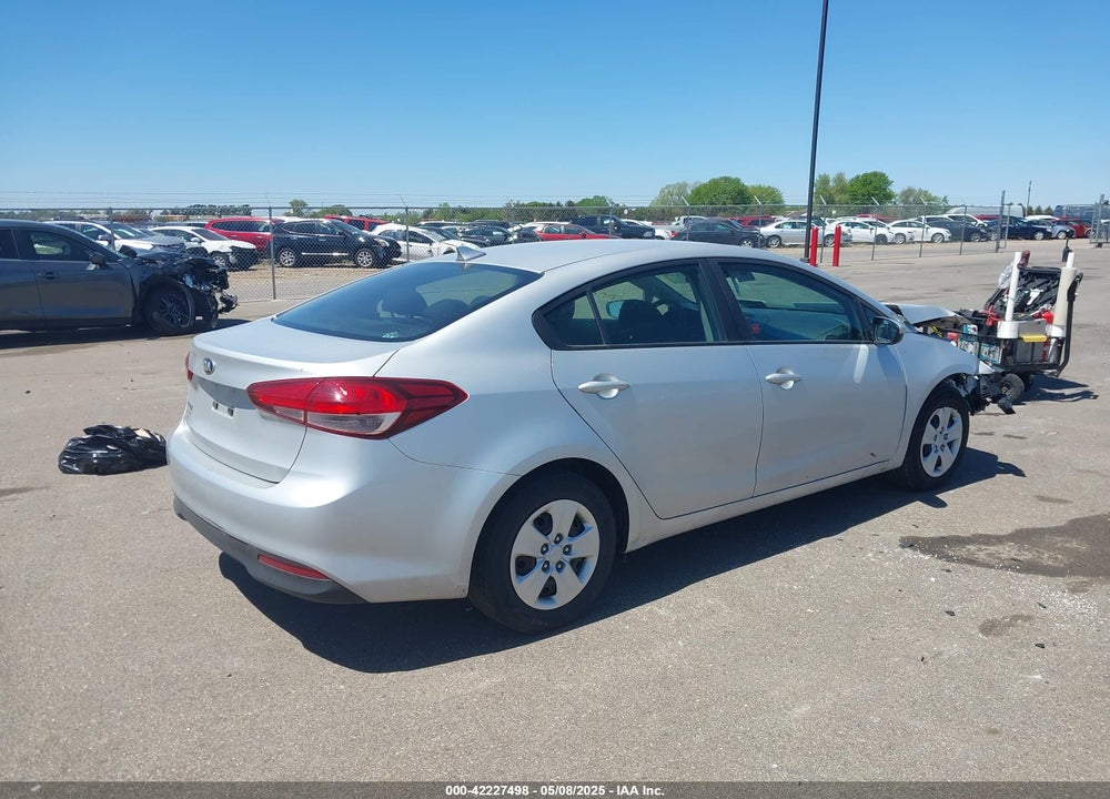 2017 KIA FORTE VIN: 3KPFK4A7XHE160610