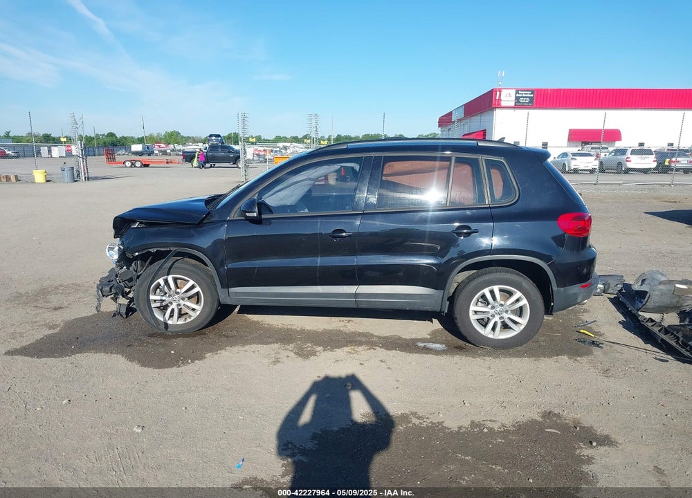 2017 VOLKSWAGEN TIGUAN VIN: WVGAV7AX0HK025390