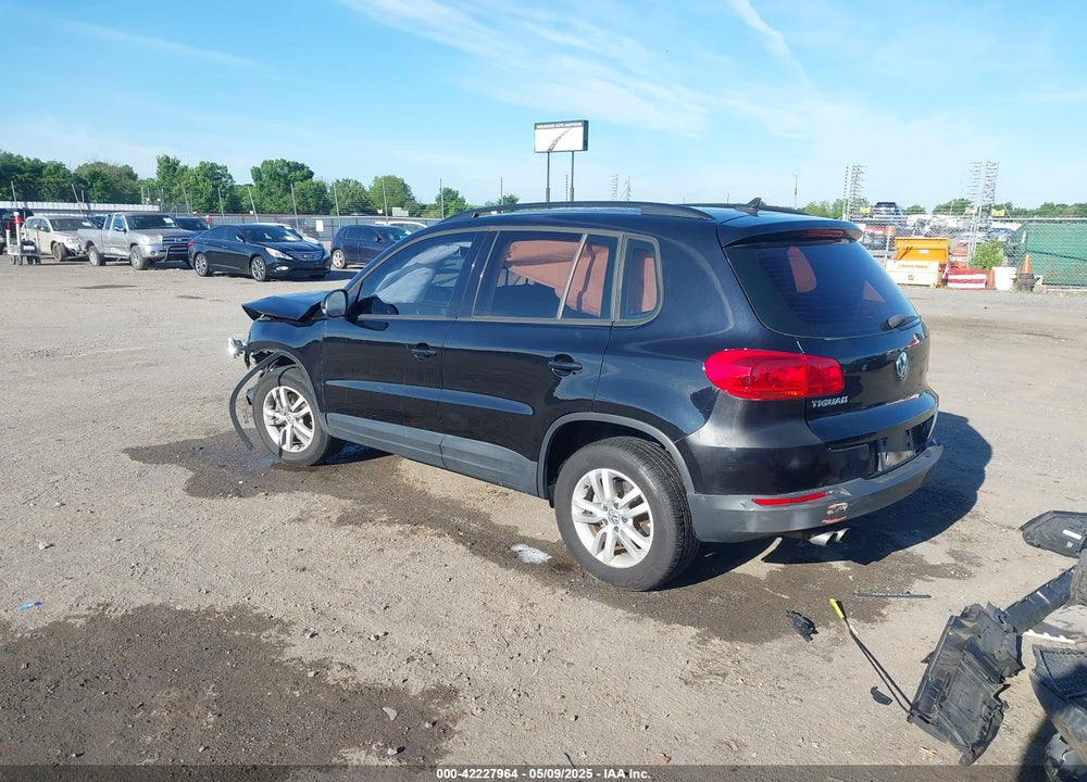 2017 VOLKSWAGEN TIGUAN VIN: WVGAV7AX0HK025390