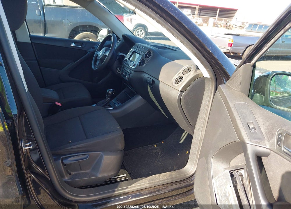 2018 VOLKSWAGEN TIGUAN LIMITED VIN: WVGAV7AX0JK004268