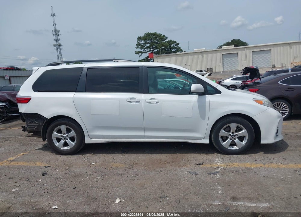 2018 TOYOTA SIENNA LE 8 PASSENGER VIN: 5TDKZ3DC6JS909072