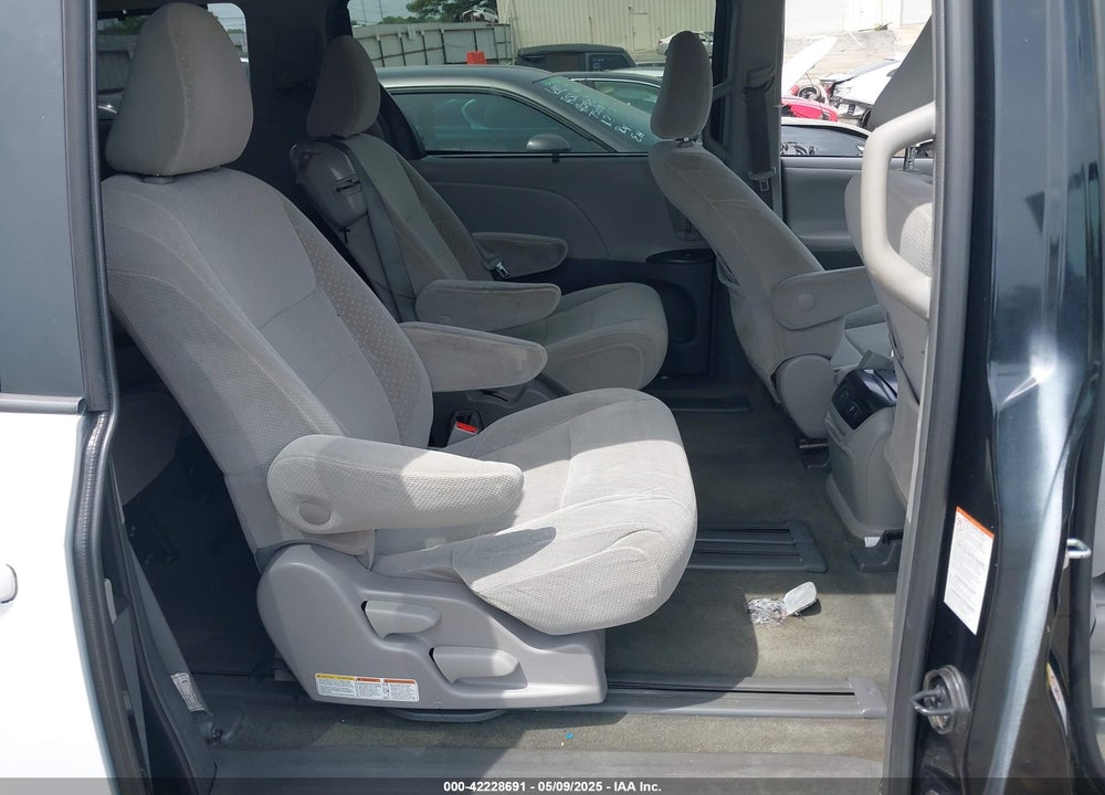 2018 TOYOTA SIENNA LE 8 PASSENGER VIN: 5TDKZ3DC6JS909072