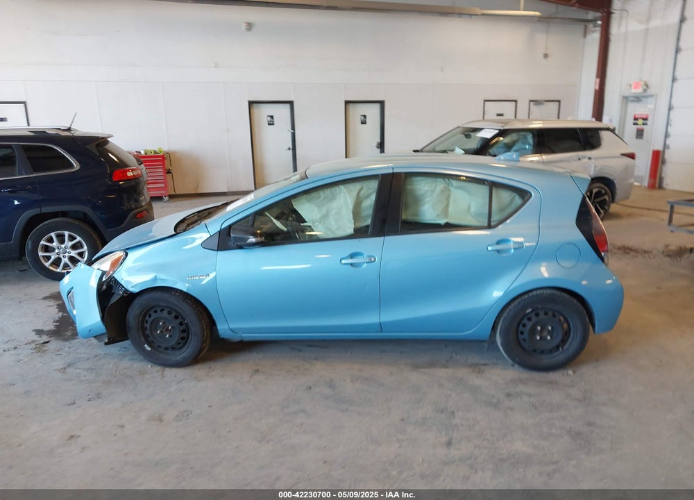 2015 TOYOTA PRIUS C VIN: JTDKDTB33F1089782