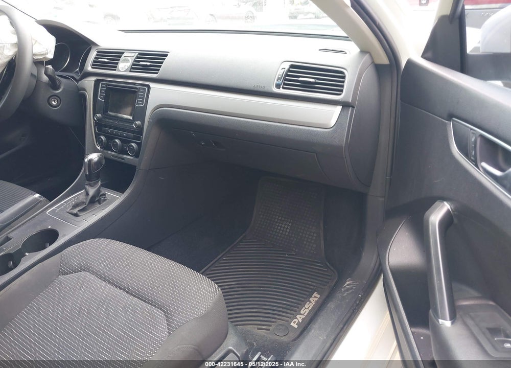 2016 VOLKSWAGEN PASSAT VIN: 1VWAT7A32GC031172