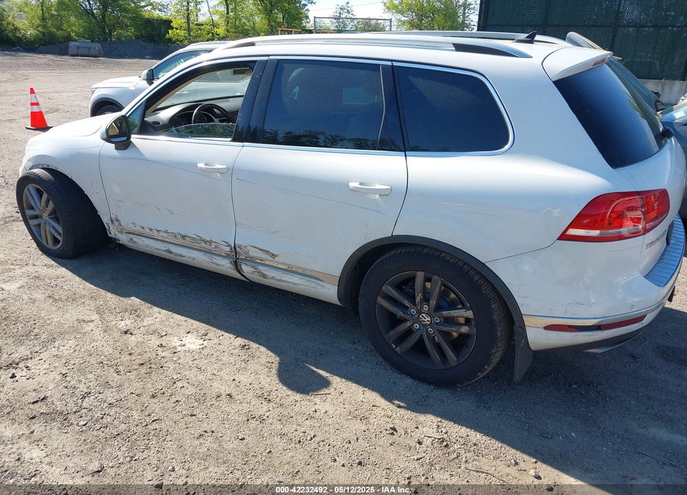 2015 VOLKSWAGEN TOUAREG VIN: WVGEF9BP2FD001506