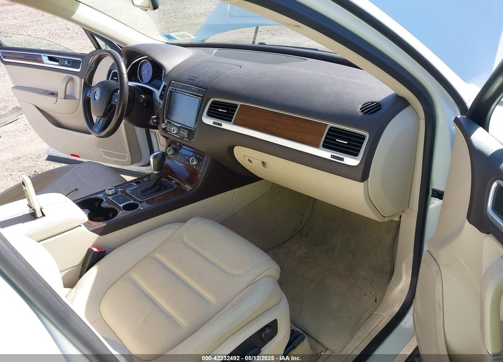 2015 VOLKSWAGEN TOUAREG VIN: WVGEF9BP2FD001506