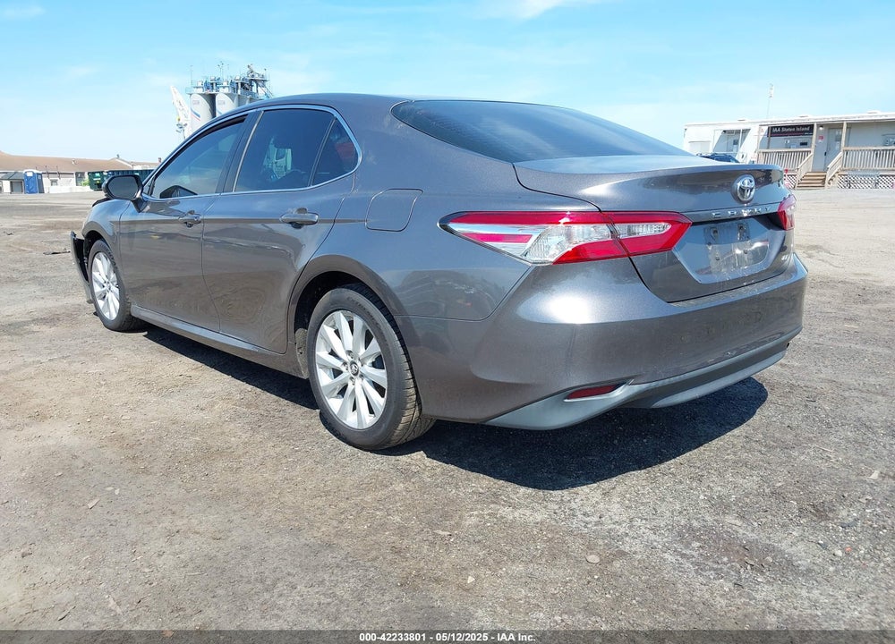 2018 TOYOTA CAMRY LE VIN: 4T1B11HK6JU670529