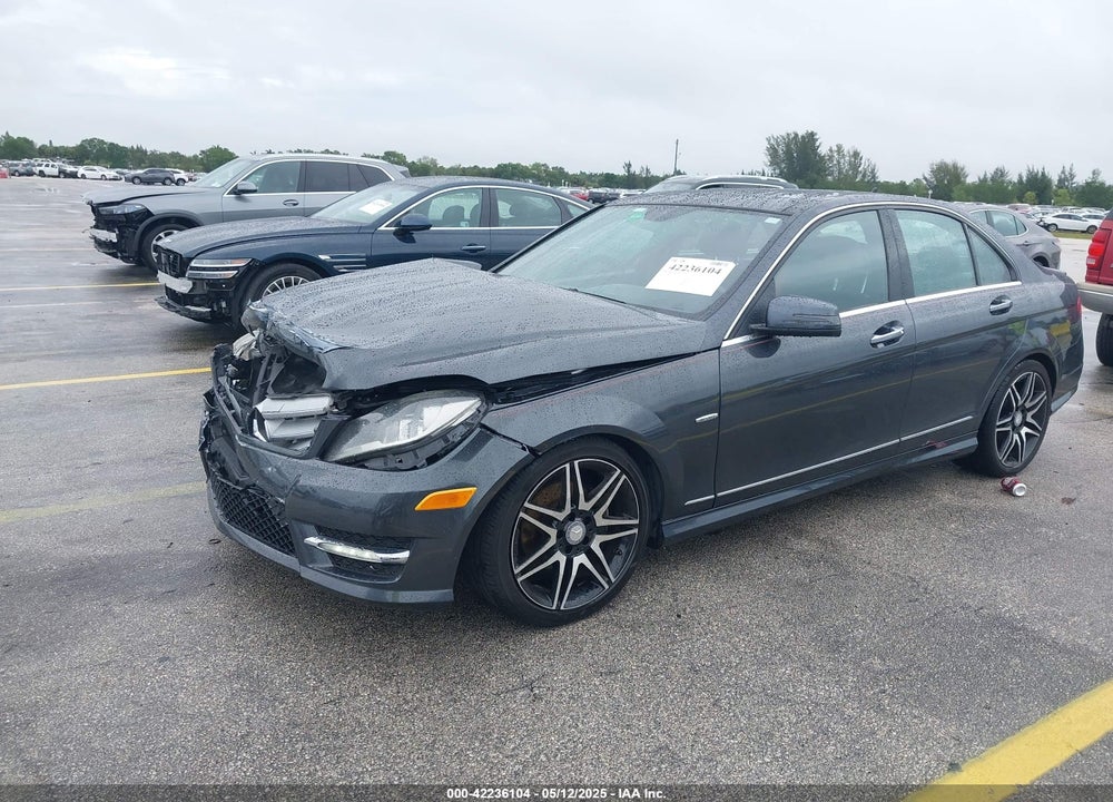 2013 MERCEDES-BENZ C 250 LUXURY/SPORT VIN: WDDGF4HB4DR252402