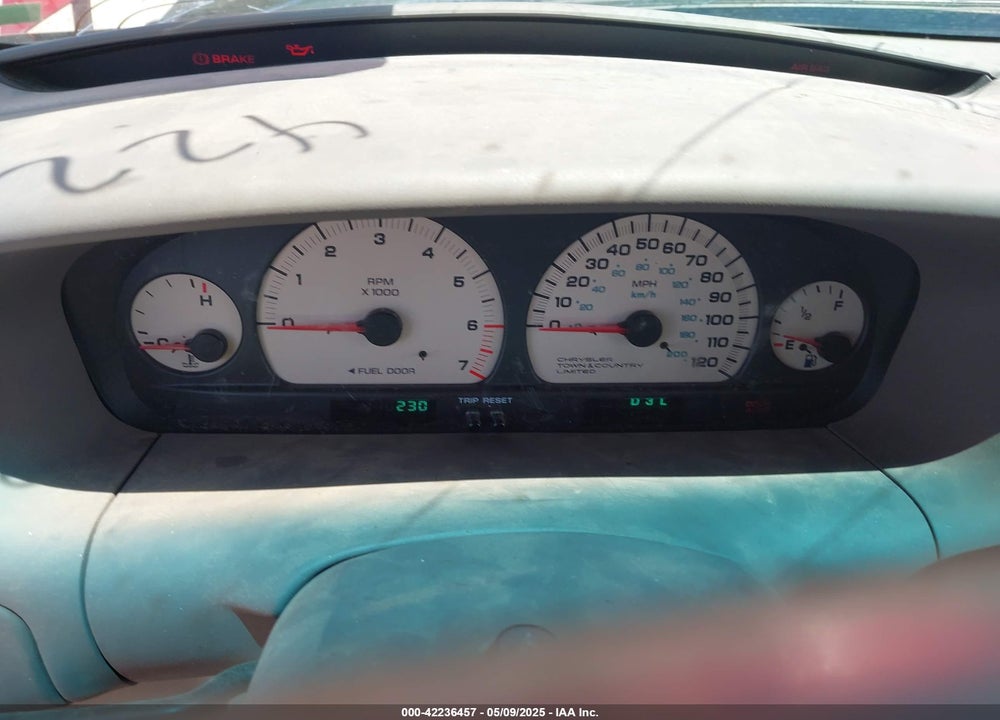 1999 CHRYSLER TOWN & COUNTRY LIMITED VIN: 1C4GT64L5XB586108