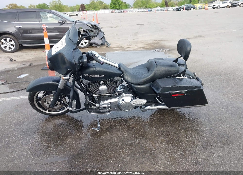 2013 HARLEY-DAVIDSON FLHX STREET GLIDE VIN: 1HD1KBM15DB686395