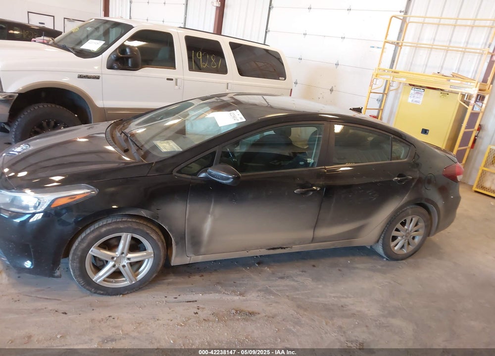 2017 KIA FORTE VIN: 3KPFL4A75HE022714
